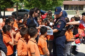 Jandarma ekipleri çocukların karne sevincine ortak oldu
