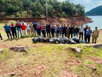 Jandarma ekipleri, Kalecik Barajı çevresinde temizlik yaptı