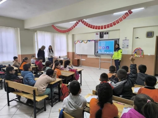 Jandarma ekipleri, öğrencilere trafik eğitimi verdi
