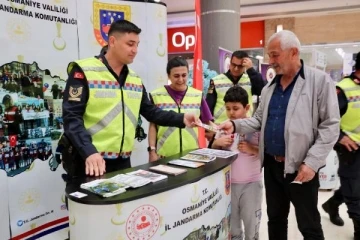 Jandarma ekipleri, trafik standı açarak bilgilendirme yaptı