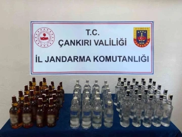 Jandarma ekiplerinin durdurduğu araçtan 54 litre kaçak alkol ele geçirildi
