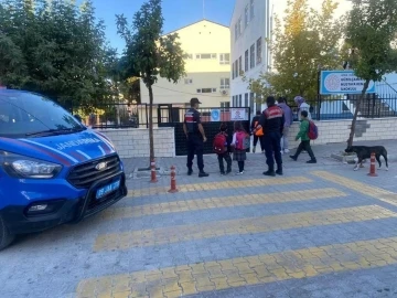 Jandarma Kuşadası’nda okul önlerinde kuş uçurtmuyor
