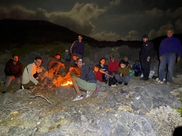 Jandarma mahsur kalan 15 düzensiz göçmeni kurtardı
