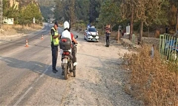 Jandarma, motosiklet sürücülerine kaskın önemi anlatıldı