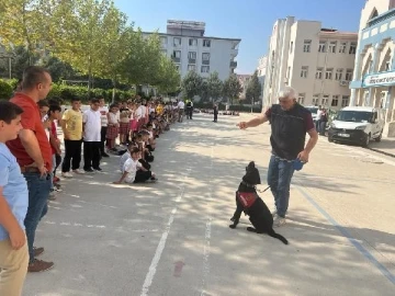 Jandarma, öğrencilere hayvan sevgisini anlattı