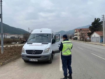 Jandarma personeli otobüse yolcu gibi bindi, şoför cezadan kurtulamadı
