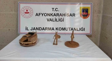 Jandarma takibe aldığı araçta tarihi eser ele geçirdi
