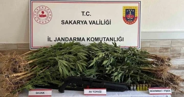 Jandarma uyuşturucuya geçit vermiyor: 5 gözaltı
