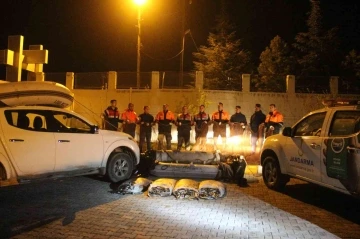 Jandarma Van’da kaçak avlanan 3 ton canlı inci kefali ele geçirdi
