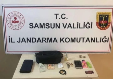 Jandarma yol kenarında bulduğu çantayı sahibine teslim etti
