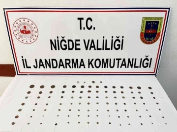 Jandarmadan 2 farklı tarihi eser operasyonu: 211 adet sikke ele geçirildi
