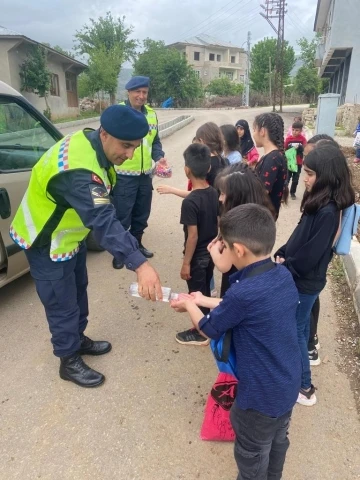 Jandarmadan çocuklara bayram şekeri
