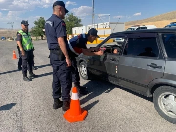 Jandarmadan hem denetim hem şeker ikramı
