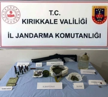 Jandarmanın şüphe üzerine durdurduğu tırda uyuşturucu ele geçirildi: 2 gözaltı
