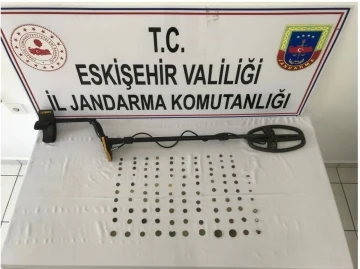 Jandarmanın yakaladığı definecinin üzerinden 107 sikke çıktı
