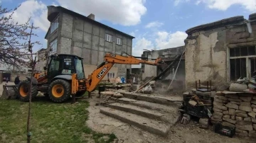 Kaçak göçmenlerin barındığı metruk evler yıkıldı
