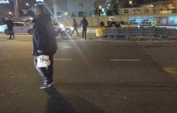 Kadıköy D100’de bir şahsa önünü kesmeye çalıştığı otomobil çarptı
