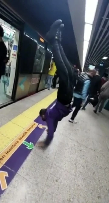 Kadıköy’de akrobatik metro yolculuğu
