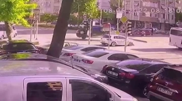 Kadıköy’de alkollü sürücünün kaza anı kamerada
