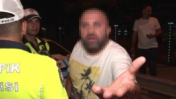 Kadıköy’de denetime takılan sürücüden habercilere tehdit: &quot;Bak kırarım o kameranı senin&quot;
