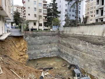 Kadıköy’de göçük oluşan inşaat alanında ekipler inceleme yaptı
