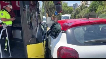 Kadıköy’de İETT otobüsü ile otomobil çarpıştı: 3 yaralı
