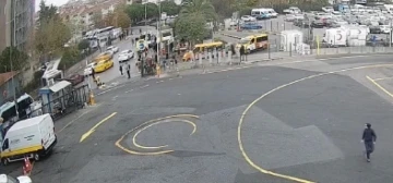 Kadıköy’de metrobüsün duvara çarptığı kaza kamerada
