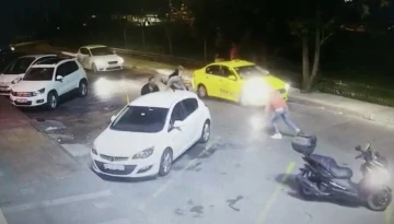 Kadıköy’de motokuryeden çevreyi rahatsız eden kişilere Mike Tyson yumruğu kamerada
