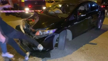 Kadıköy’de otomobil yolcu alan taksiye çarptı, öfkelenen sürücü kendi aracını tekmeledi
