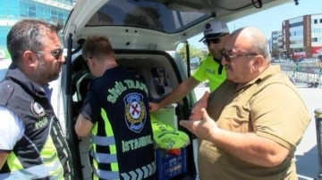 Kadıköy'de denetime takılan minibüs şöförü göbeğini bahane etti