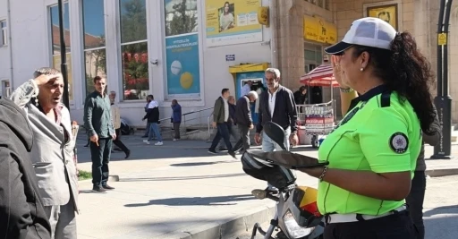 Kadın polise ‘Komutanım’ diyerek tekmil verdi: O anlar izleyenleri güldürdü
