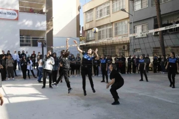 Kadın polisler kız öğrencilerle voleybol oynadı
