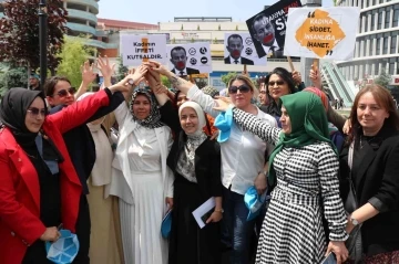 Kadınlar Başkan Özcan’ı protesto etti, o da dans ederek karşılık verdi
