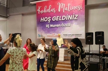 Kadınlar matinesinde buluşan kadınlar gönüllerince eğlendi
