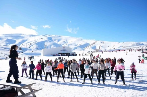 Kadınların kar üstündeki dans gösterisi renkli görüntüler oluşturdu
