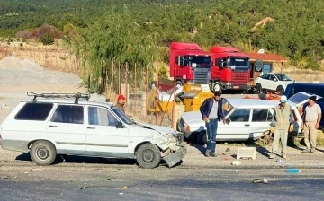 Kafa kafaya çarpışan araçlardan yara almadan kurtuldular
