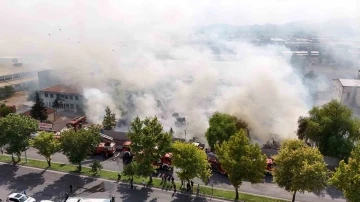 Kağıt fabrikasındaki yangın havadan görüntülendi
