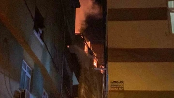 Kağıthane’de 5 katlı binanın çatı katı alev alev yandı
