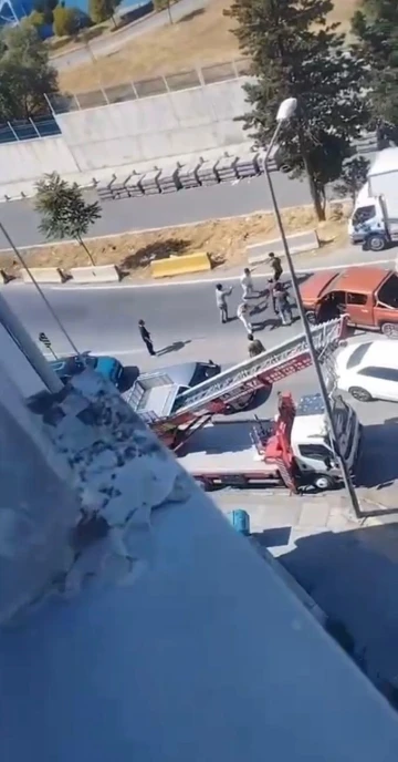 Kağıthane’de trafik kavgası kamerada: Tek yumrukla yere serdi

