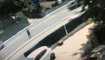 Kağıthane’de yol kapatıp araçlara taş atan şahıs kamerada: Sürücülere zor anlar yaşattı
