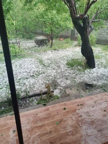 Kağızman’da dolu yağışı etkili oldu
