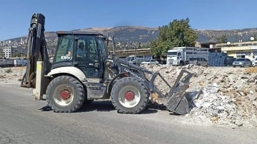 Kahramanmaraş’ta belediye ekipleri inşaat atıklarını kaldırıyor
