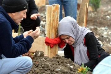 Kahramanmaraş'ta, depremzedeler mezarlıkta gözyaşlarına boğuldu