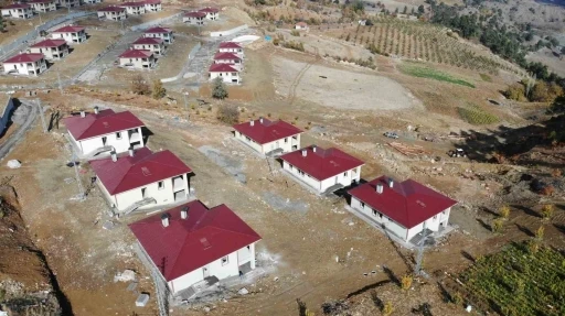 Kahramanmaraş’ta dev kayaların tahrip ettiği köyde deprem konutları yükseliyor
