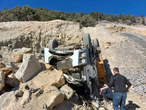 Kahramanmaraş’ta hafriyat kamyonu devrildi: 1 yaralı