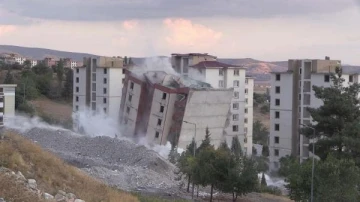 Kahramanmaraş'ta hasarlı binaların yıkımı sürüyor