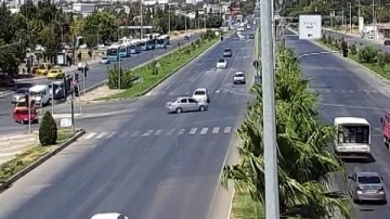 Kahramanmaraş'ta iki otomobilin çarpıştığı kaza kamerada: 5 yaralı 