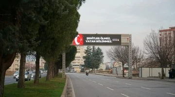 Kahramanmaraş’ta led ekranlarda &quot;Şehitler Ölmez Vatan Bölünmez&quot; mesajı
