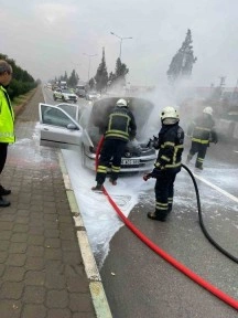 Kahramanmaraş’ta otomobil yangınını itfaiye söndürdü