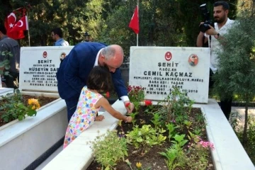 Kahramanmaraş'ta protokol, vatandaşla bayramlaştı